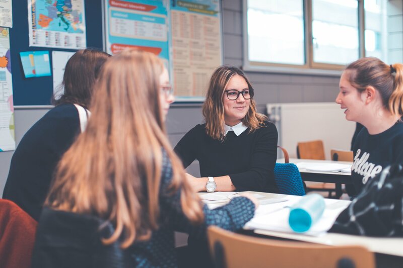 4 studentes aan een tafel