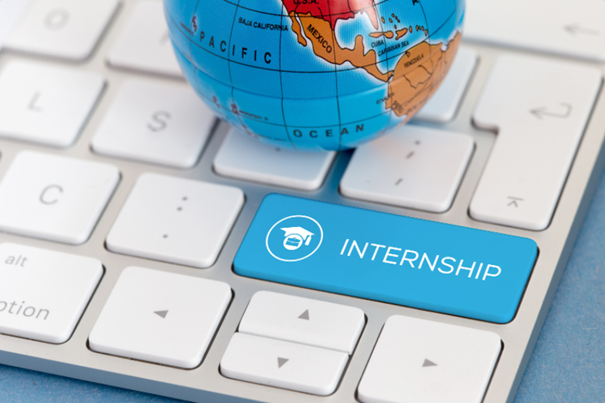 foto van toetsenbord waarbij op de tabknop "internship" staat.